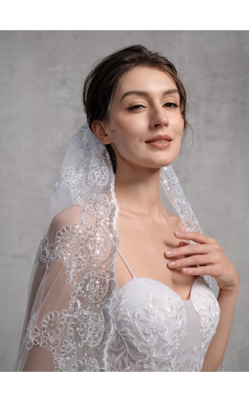 One-tier Lace Applique Edge Chapel Bridal Veils With Lace