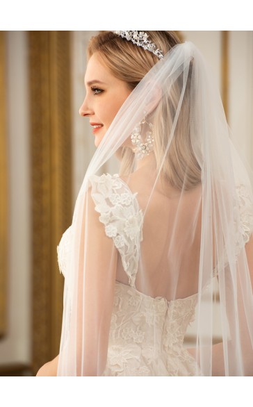 One-tier Lace Applique Edge Chapel Bridal Veils With Lace