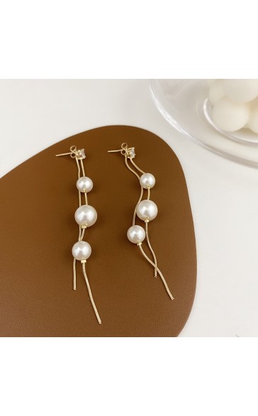 Ladies' Elegant Alloy With Irregular Pearl Earrings