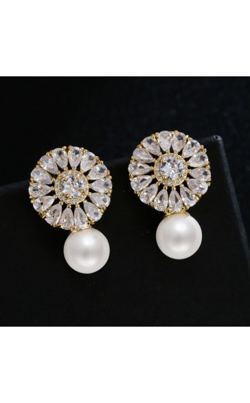 Ladies' Elegant/Beautiful/Classic/Pretty/Attractive Alloy With Round Pearl/Rhinestone Earrings